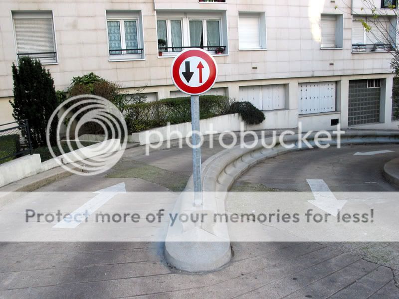 funny-picture-photo-sign-paris-main.jpg