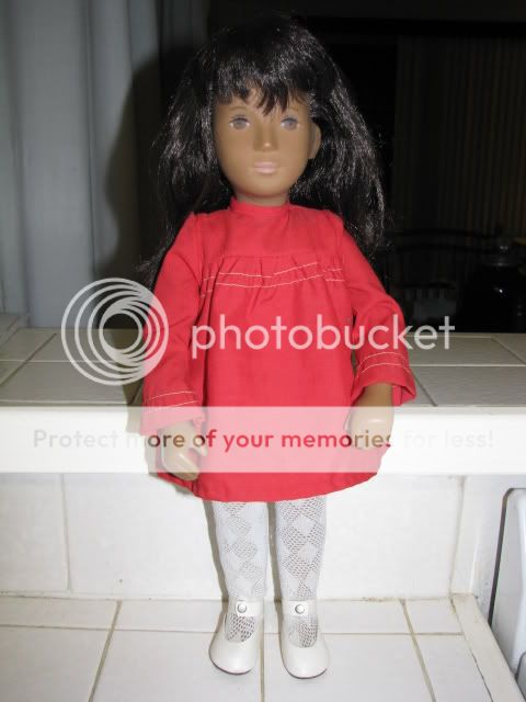 VINTAGE ENGLAND TRENDON SASHA DOLL W 104 RED SMOCKED DRESS NICE 